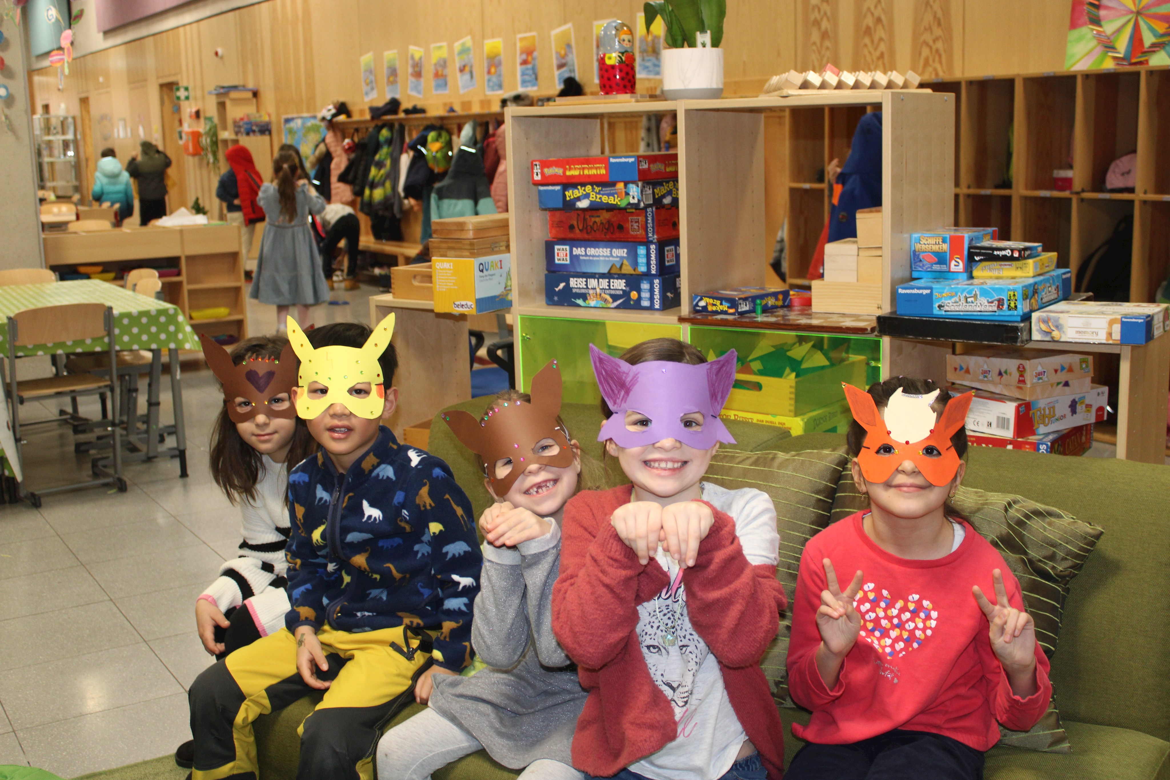 Vier Kinder mit gebastelten Masken